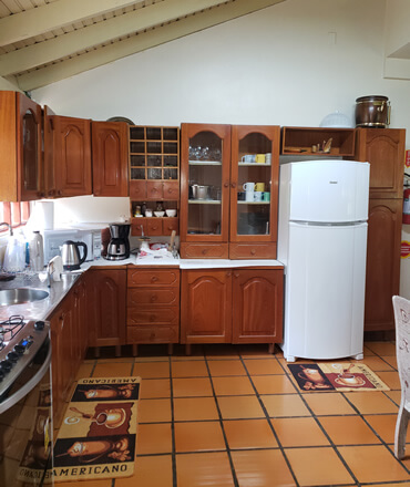 Cozinha interna completa.